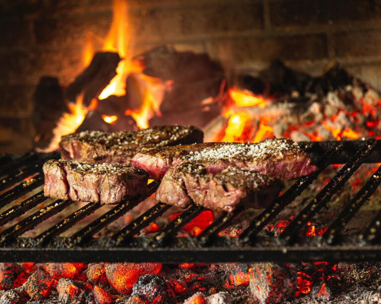 How Long Can Cooked Steak Sit Out: Ensuring Food Safety After Grilling